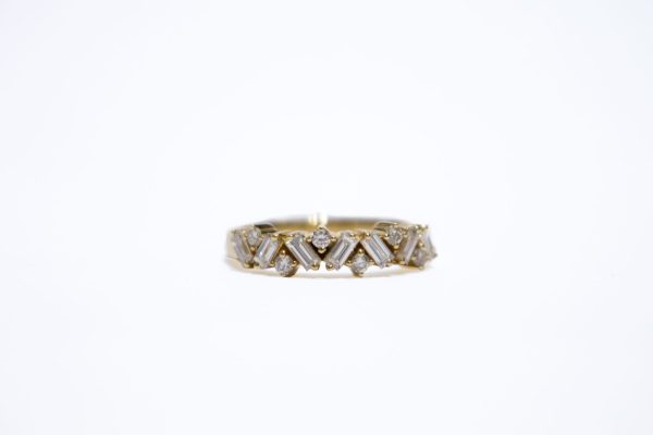 Alternating baguette and round diamond band