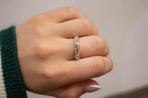 Alternating baguette and round diamond band - Image 3
